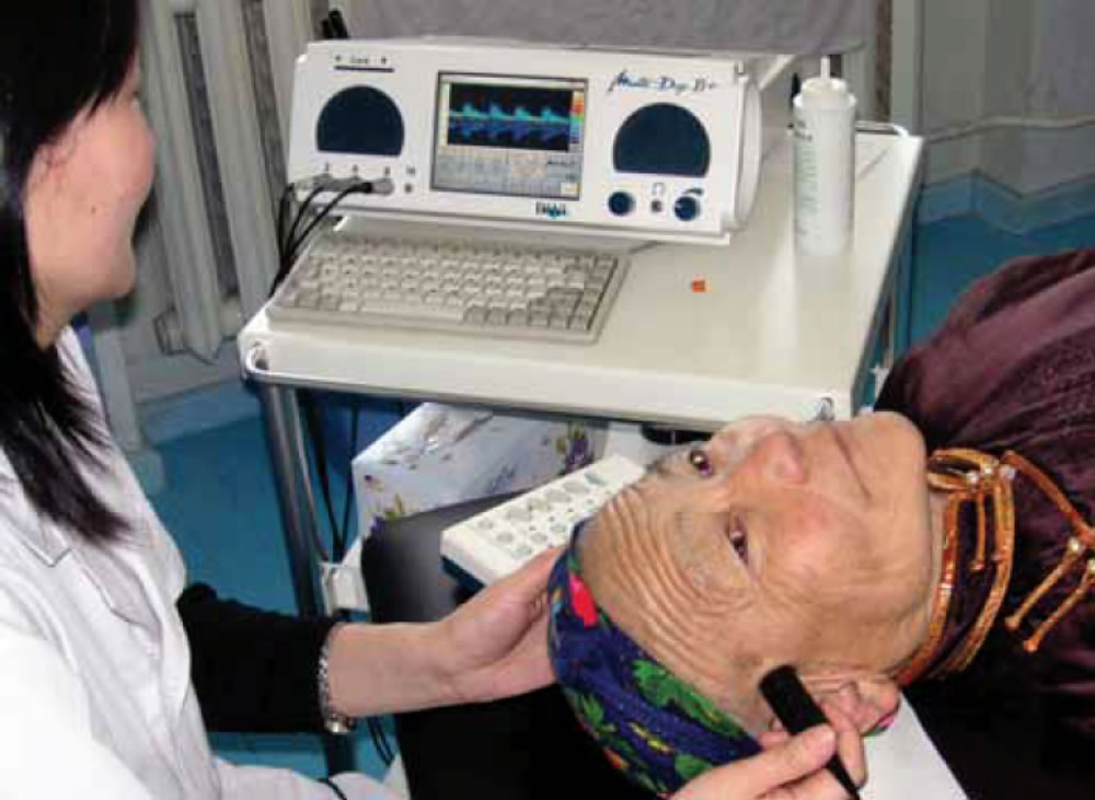 Dr. Sarangerel Jambal assesses blood flow using Doppler ultrasound on a patient at the "Reflex" Neurological Clinic in Ulaanbaatar, Mongolia.  Image courtesy of Dr. Sarangerel Jambal