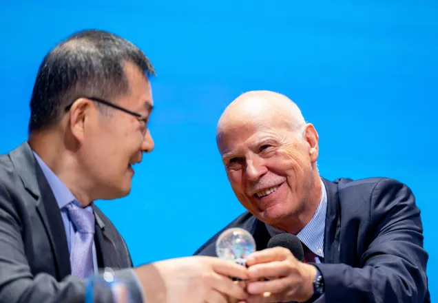 Prof. Beomseok Jeon receives a Glass Snow Globe